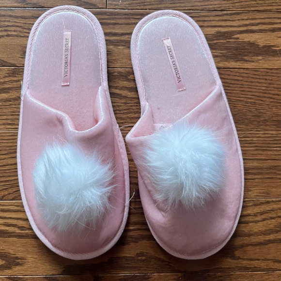 Pink Victoria’s Secret slippers 💗 - Picture 1 of 2